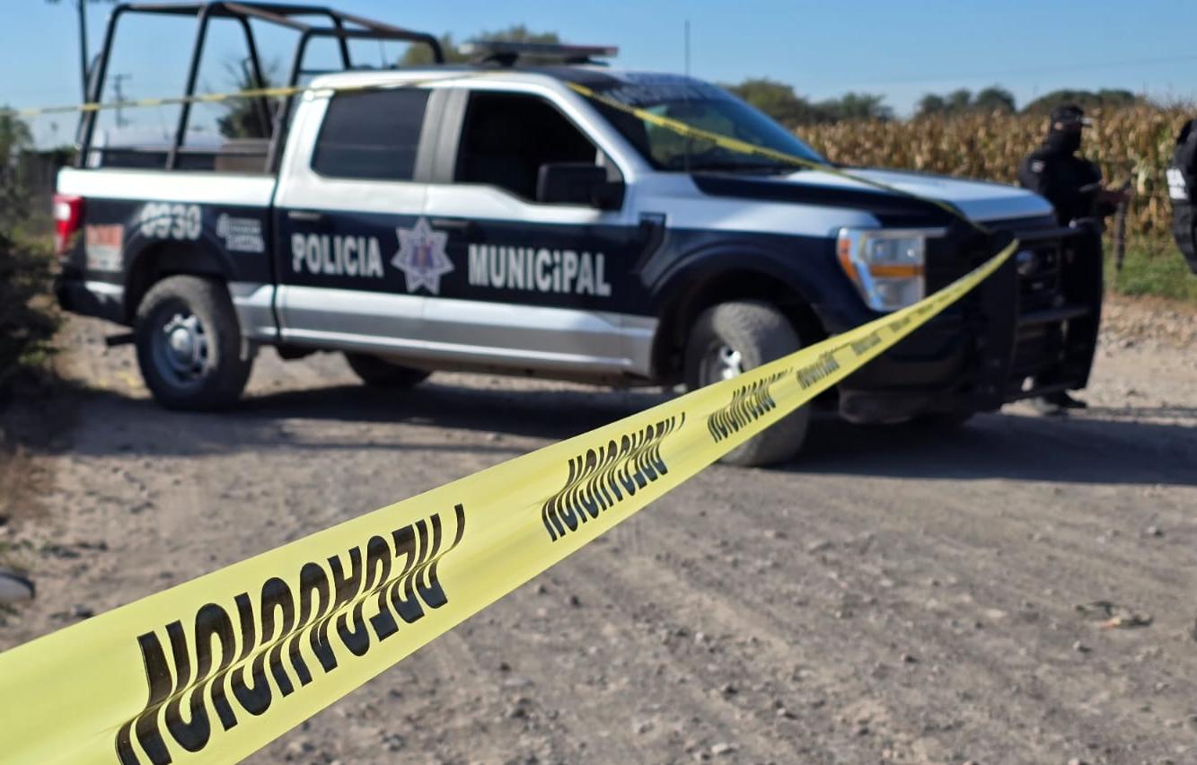 patrulla de policías con cinta amarilla