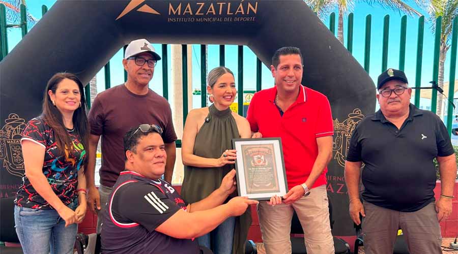 Entrega de reconocimiento a Héctor Meléndez en inauguración de Libasir