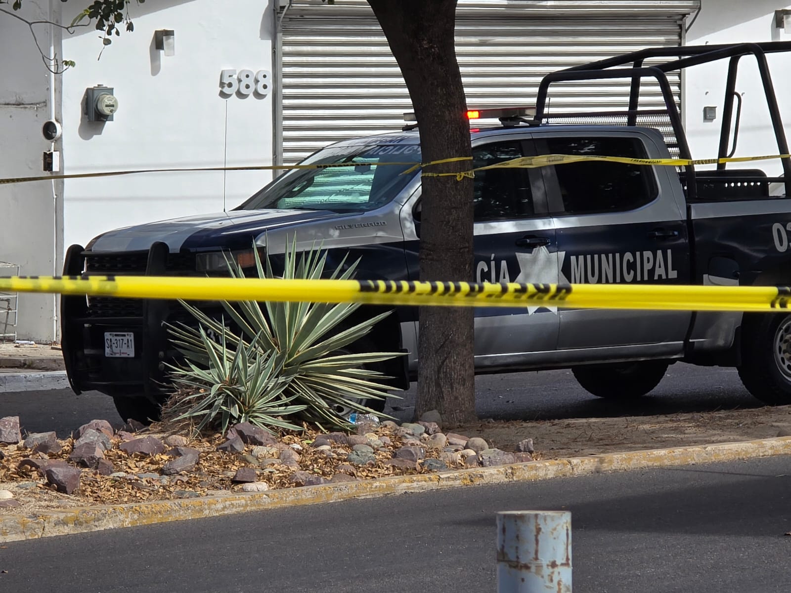 Camioneta de la Policía Municipal con una cinta amarilla de precaución