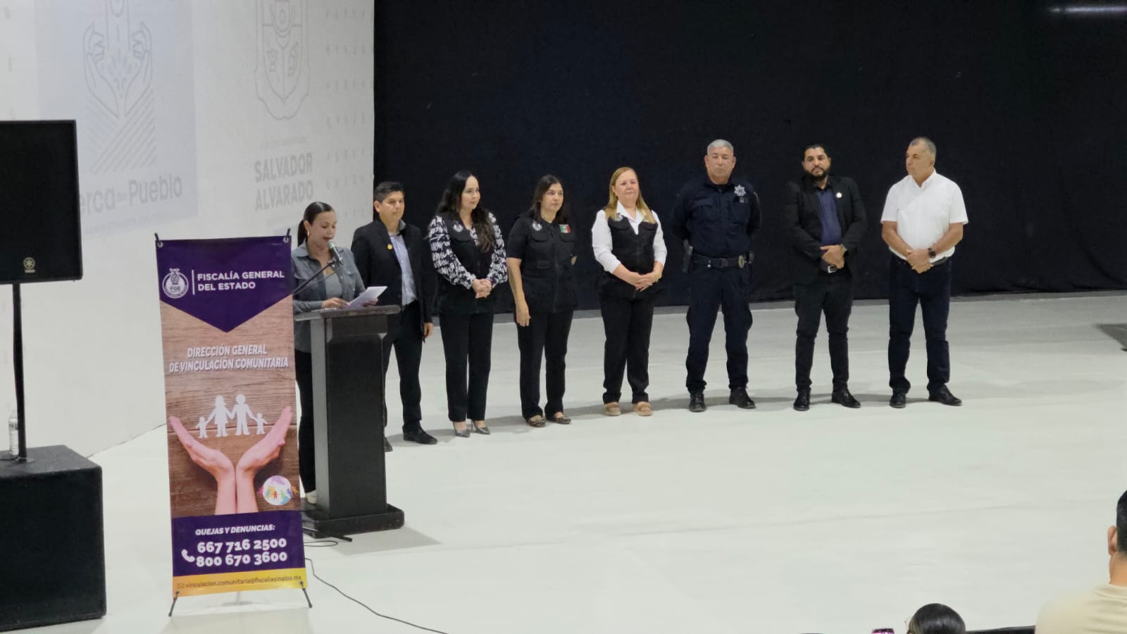 personas y elementos de la fiscalía general del estado en conferencia