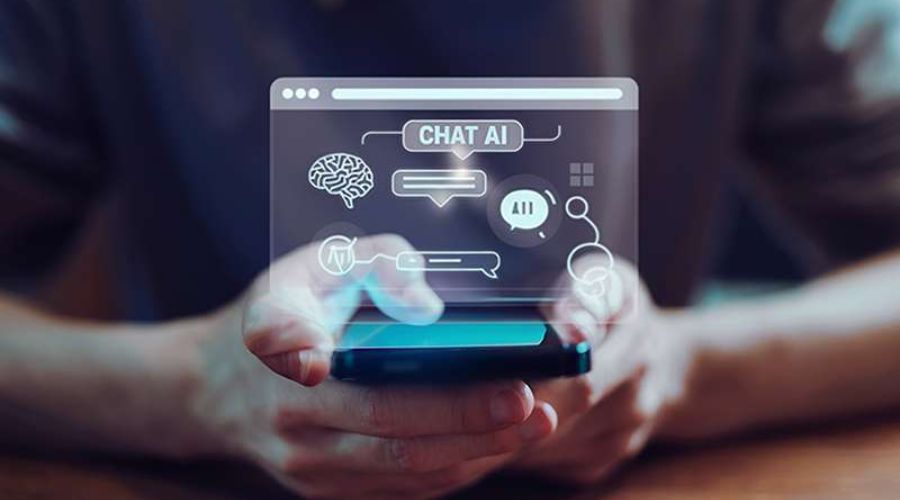 Persona sosteniendo un celular con las dos manos donde se proyecta un holograma de Inteligencia artificial