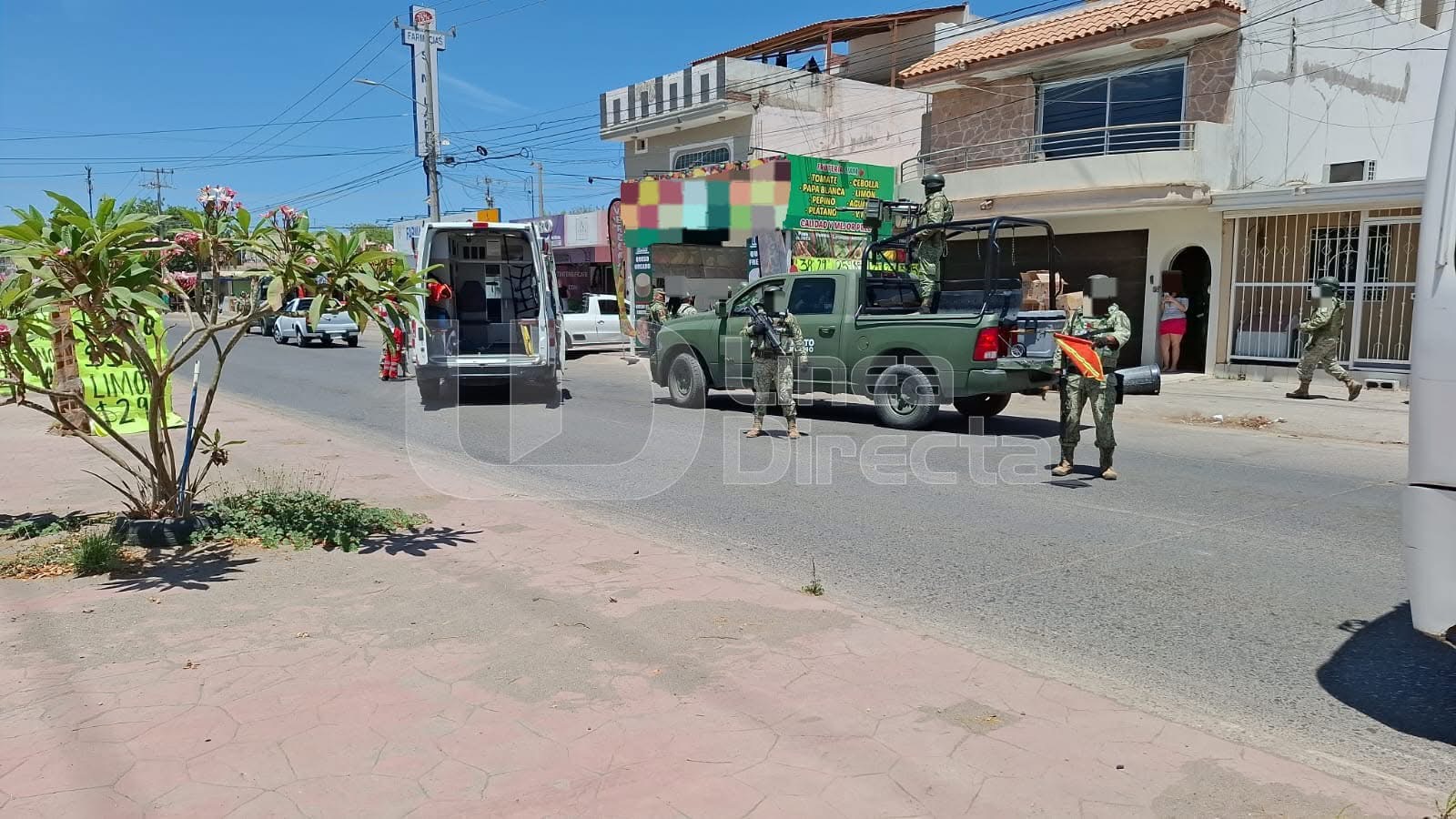 Unidad del ejército mexicano junto a una ambulancia de la cruz roja