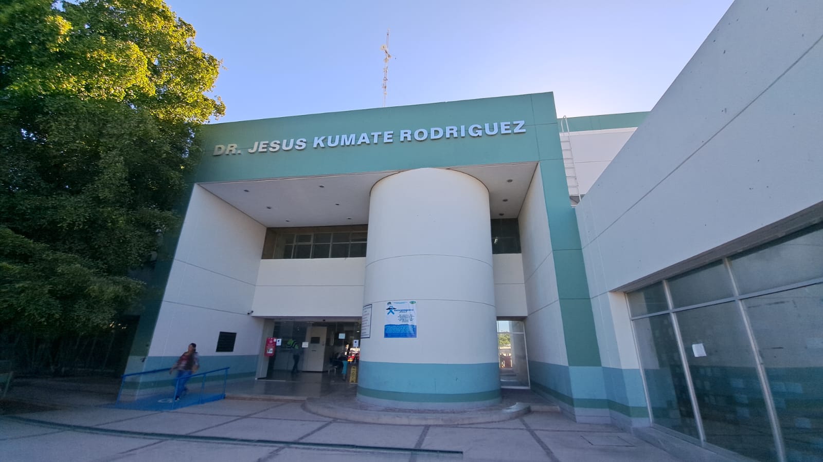 Fachada del IMSS Bienestar en la zona norte con personas fuera de la institución