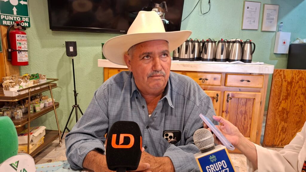 Ignacio Leal García hablando con los medios