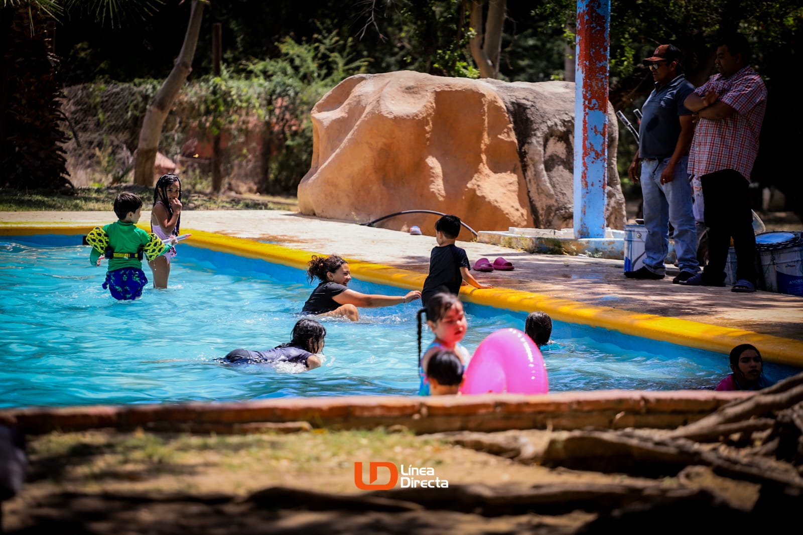 Niños y adultos disfrutando del balneario en Imala.