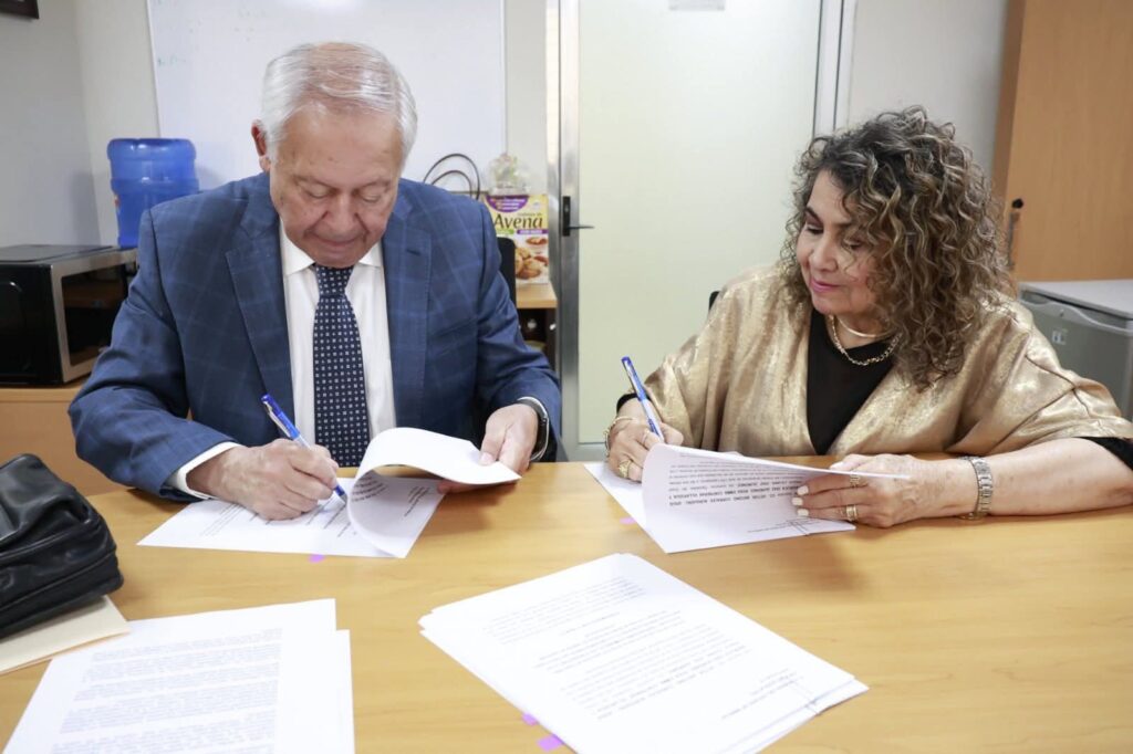 Dos diputados del Partido Sinaloense firmando unos papeles de iniciativa