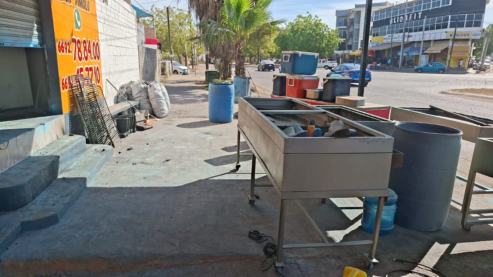 Artefactos de cocina colocados en banqueta con rastros de ligero daño por incendio