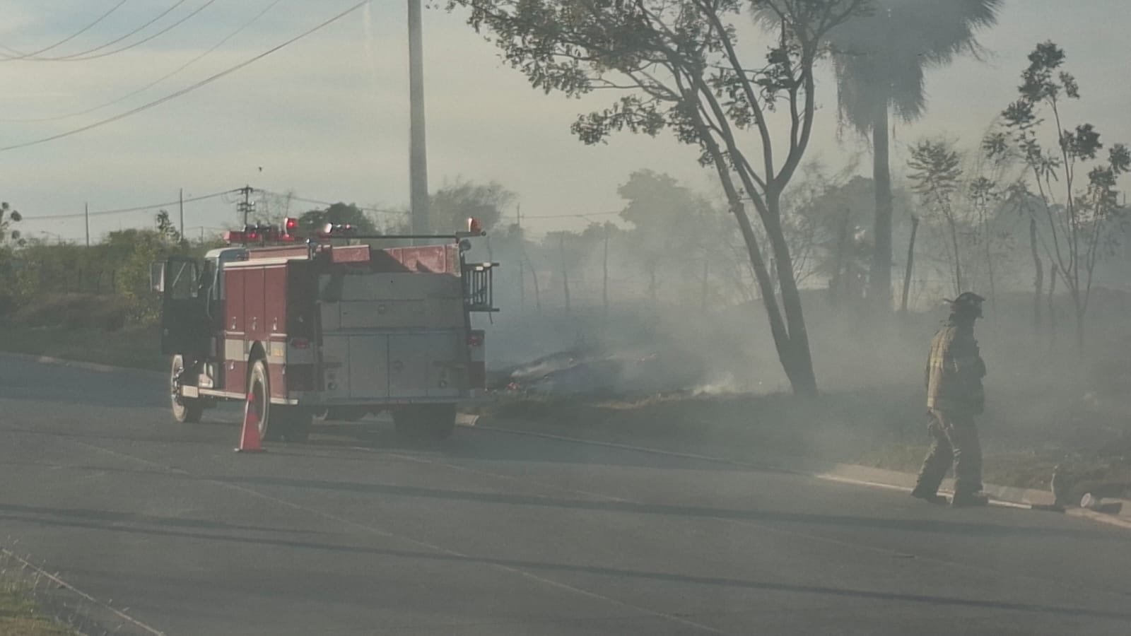Unidad de Bomberos y un elemento de bomberos en el predio