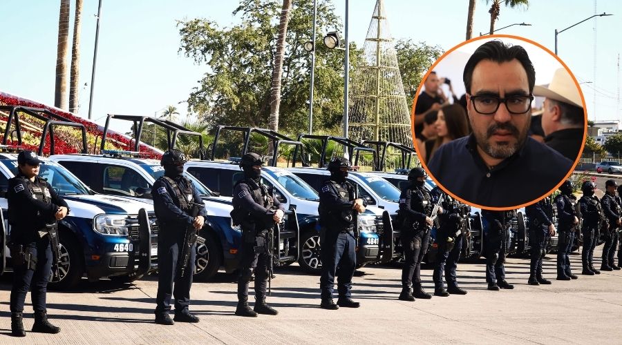 En grande oficiales formados en fila y en circulo alcalde