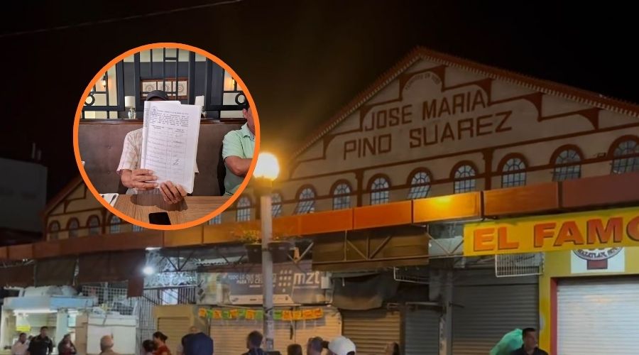 Fachada del mercado Pino Suárez junto a una persona con un documento