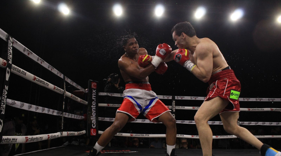 Julio César Chávez JR vence a Jhon Caicedo por nocaut
