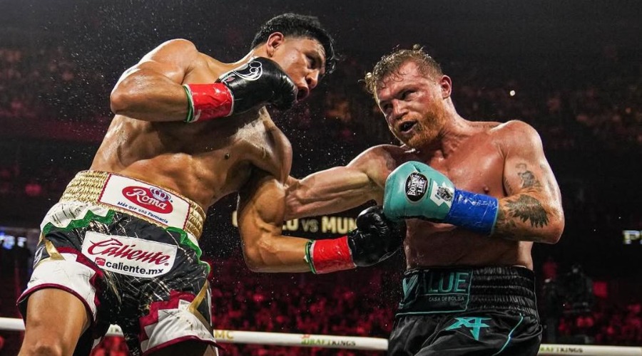 Jaime Munguía y Canelo Álvarez peleando en rin de boxeo