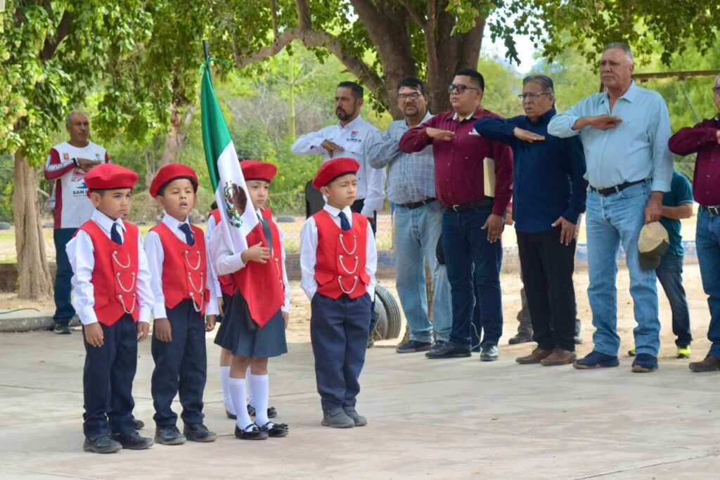 Honores a la bandera en el Jardín de Niños Miguel de Cervantes Saavedra.