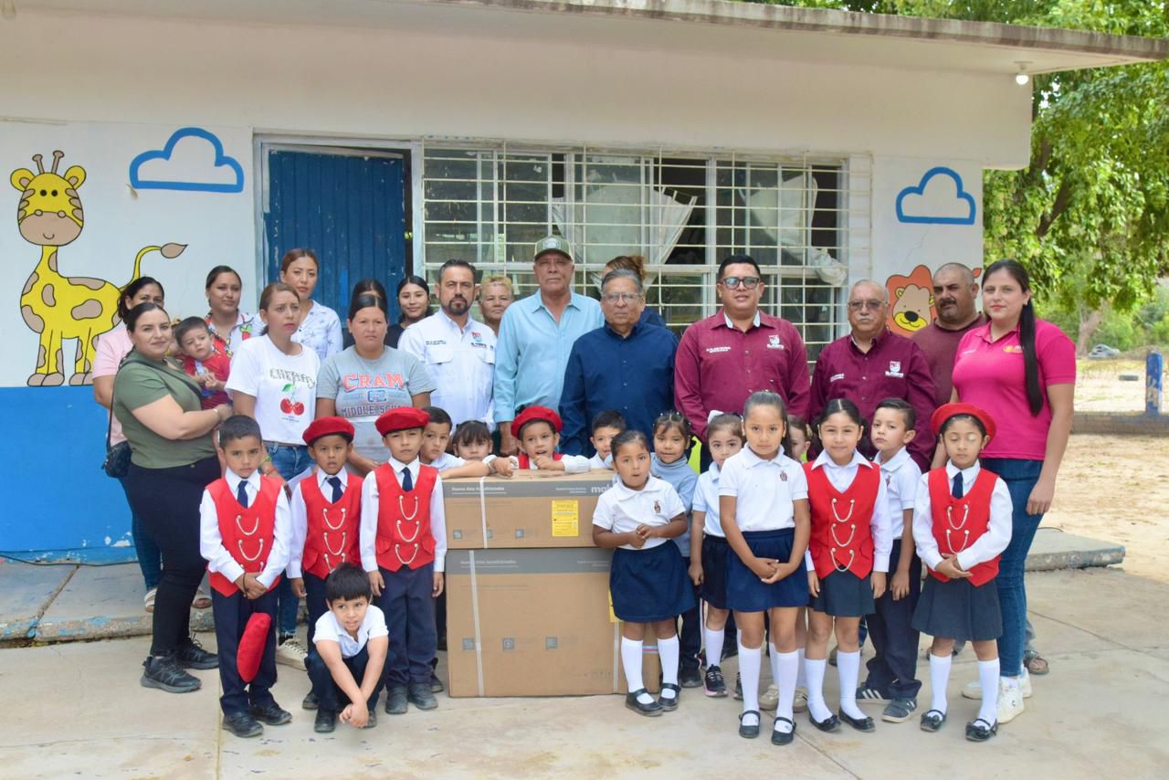 Entrega de aire acondicionado en el Jardín de Niños Miguel de Cervantes Saavedra.