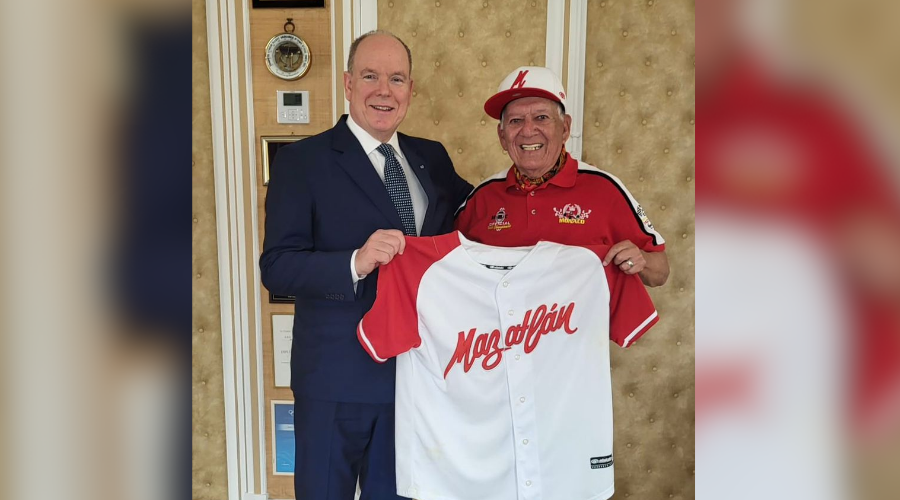 Príncipe Alberto II junto a 'Erny' Sánchez con una jersey de Venados de Mazatlán