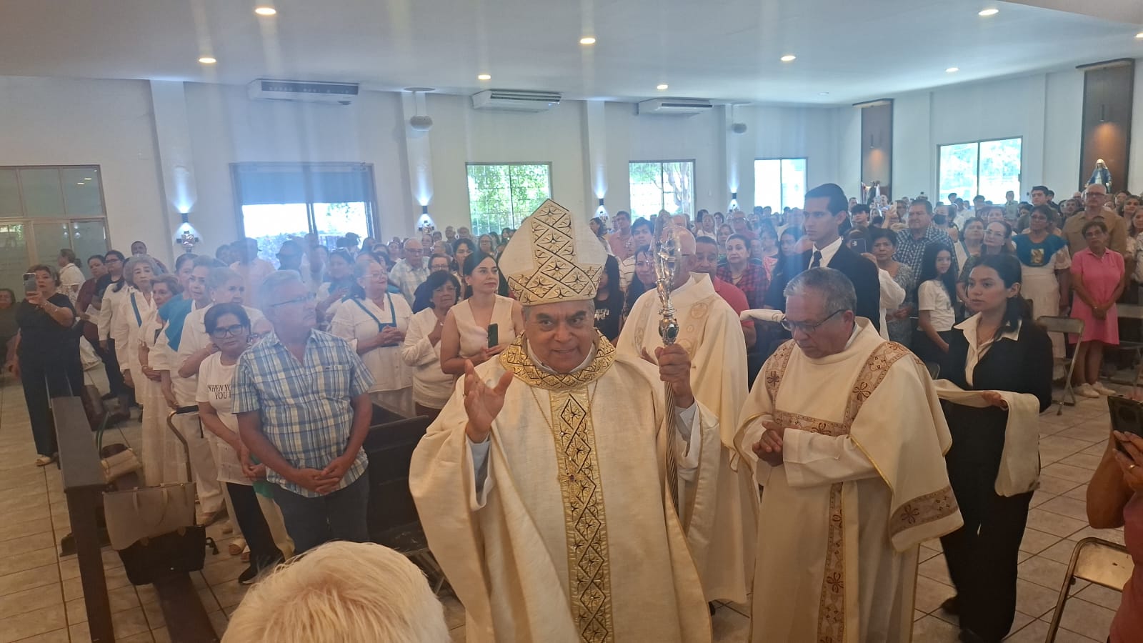 Jesús José Herrera Quiñónez obispo, dentro de una iglesia