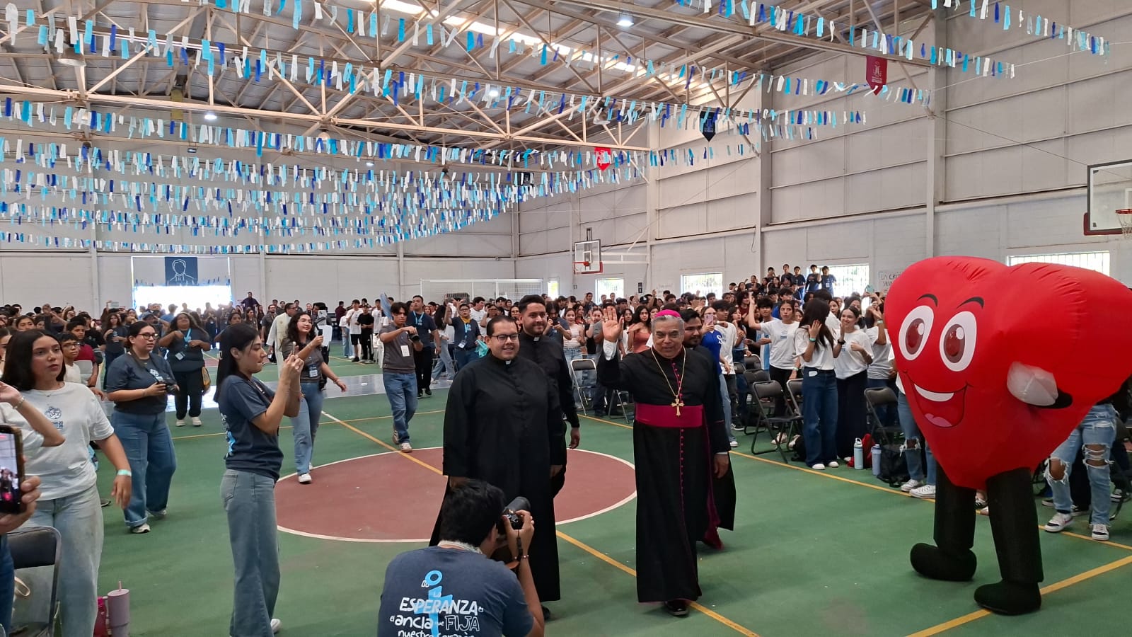 Jesús José Herrera Quiñonez, obispo de la Diócesis de Culiacán, en la Pascua Juvenil en Los Mochis.
