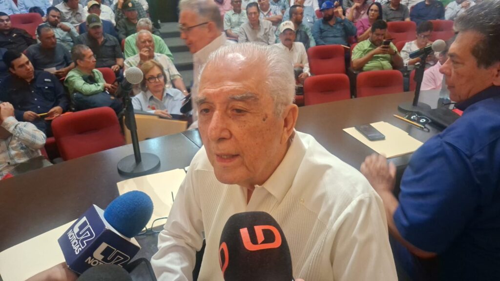 Hombre hablando con dos micrófonos frente a él