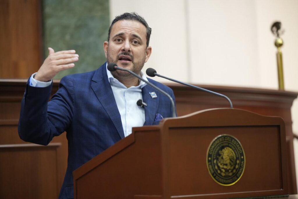 Jorge Antonio González, diputado por el PAN, habla en el congreso de Sinaloa sobre el aumento a la tarifa del transporte público