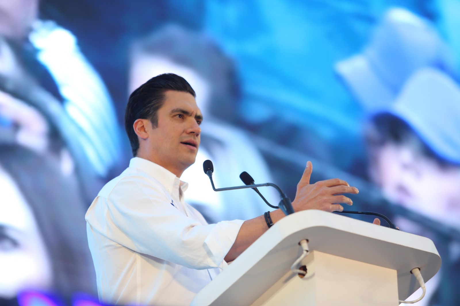 Jorge Romero, presidente nacional del PAN hablando en un atril