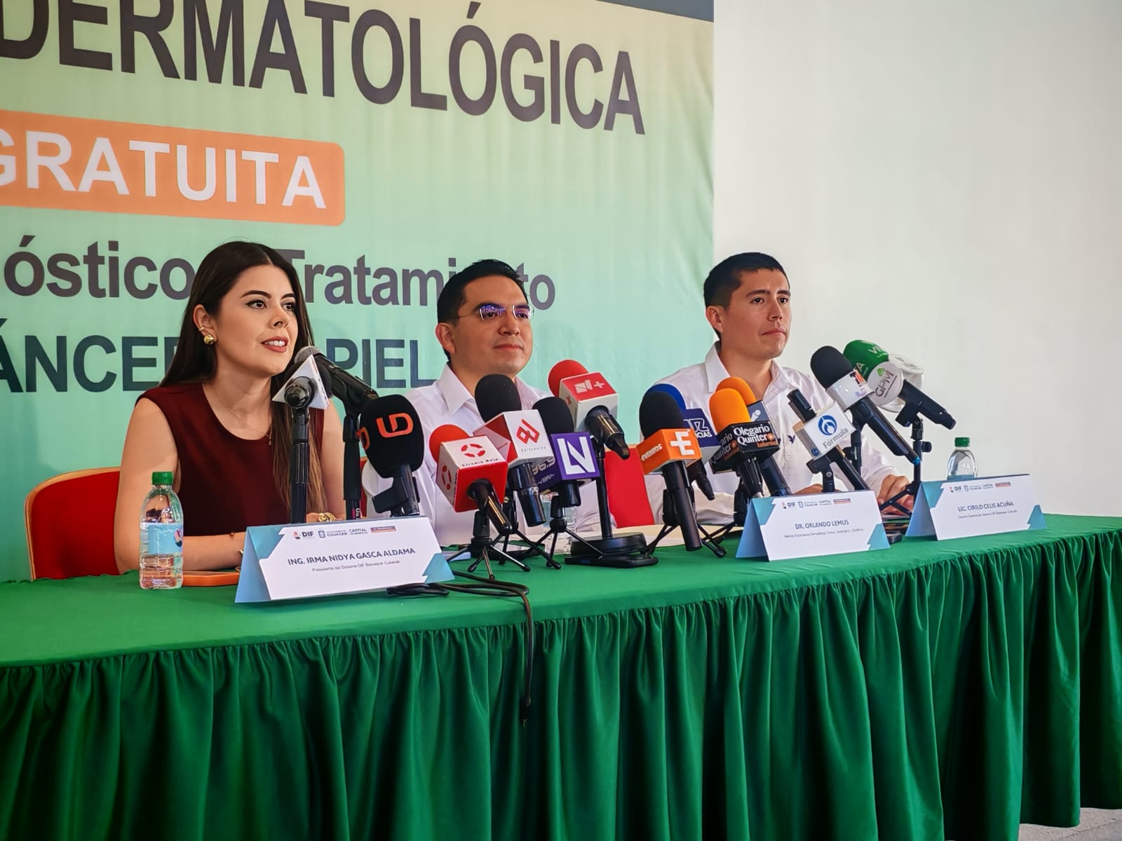 personas sentadas detrás de mesa en conferencia