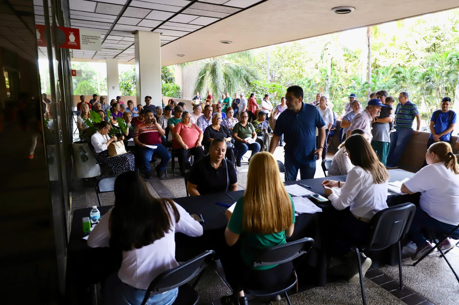 personas haciendo fila en registros