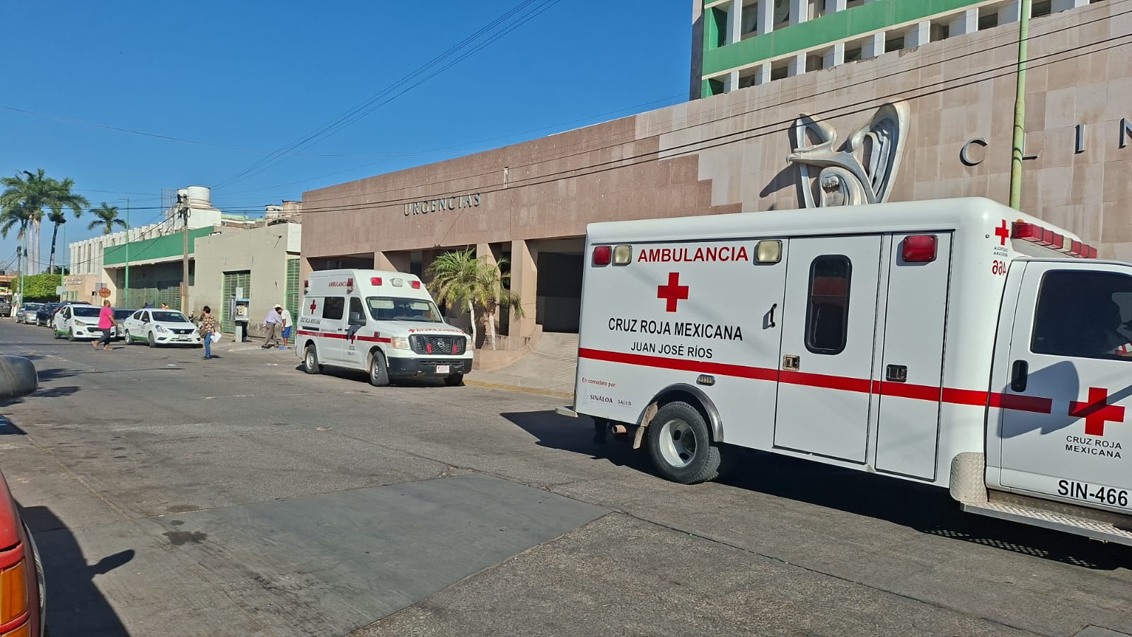 Parte exterior de IMSS Guasave y ambulancias estacionadas