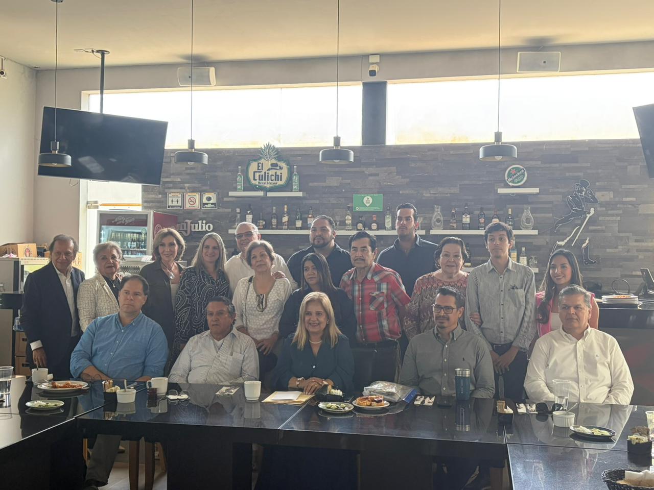 Fotografía grupal en un restaurante donde integrantes del Colegio de Médicos, especialistas e invitados se reúnen para anunciar a José Serna y Alejandro Marín como ganadores del Premio Nacional Dr. Enrique Peña Gutiérrez 2026. En la imagen aparecen hombres y mujeres posando alrededor de una mesa tras el encuentro.