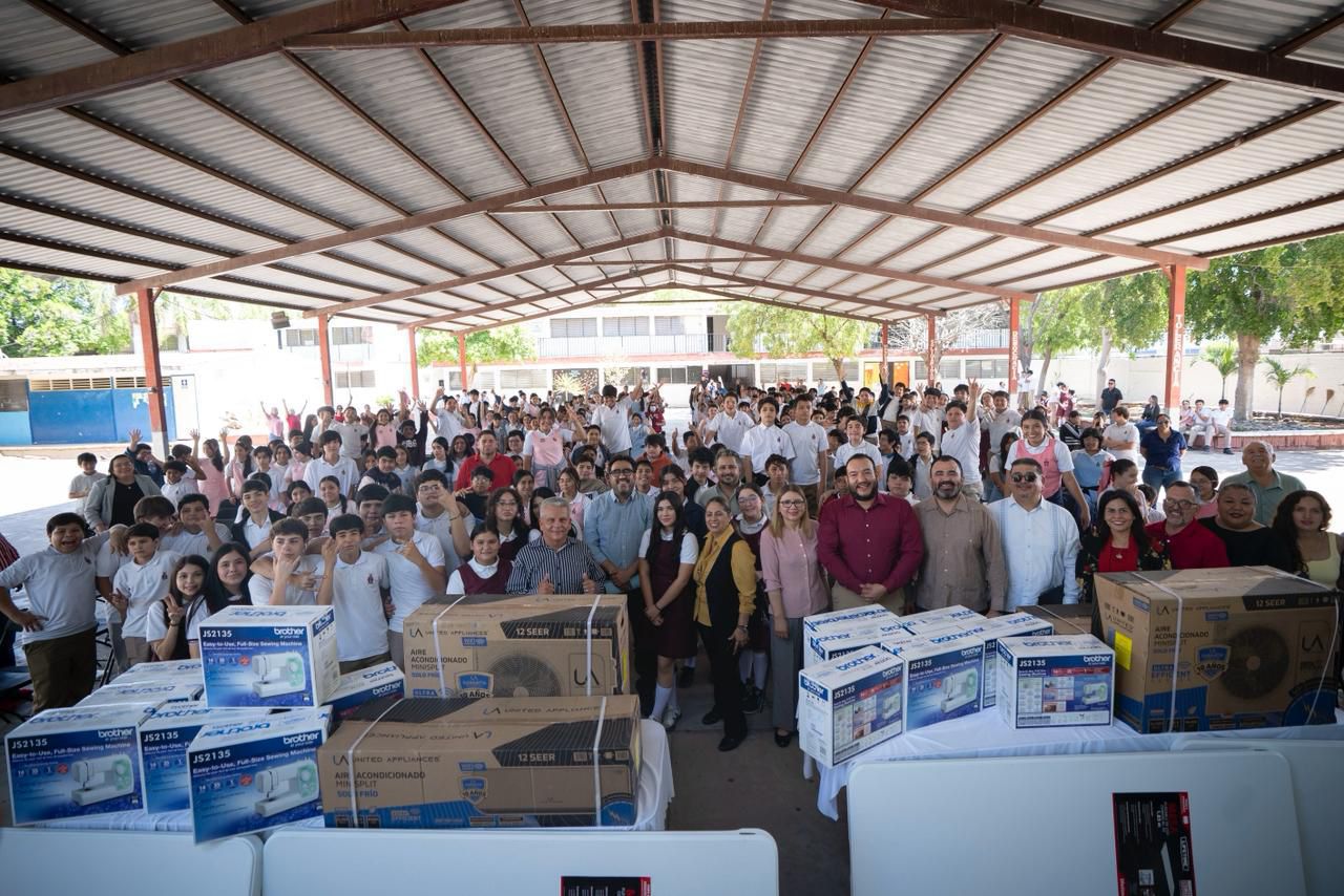 Alcalde de Culiacán entrega equipos a alumnos de la “Juan de Dios Bátiz”