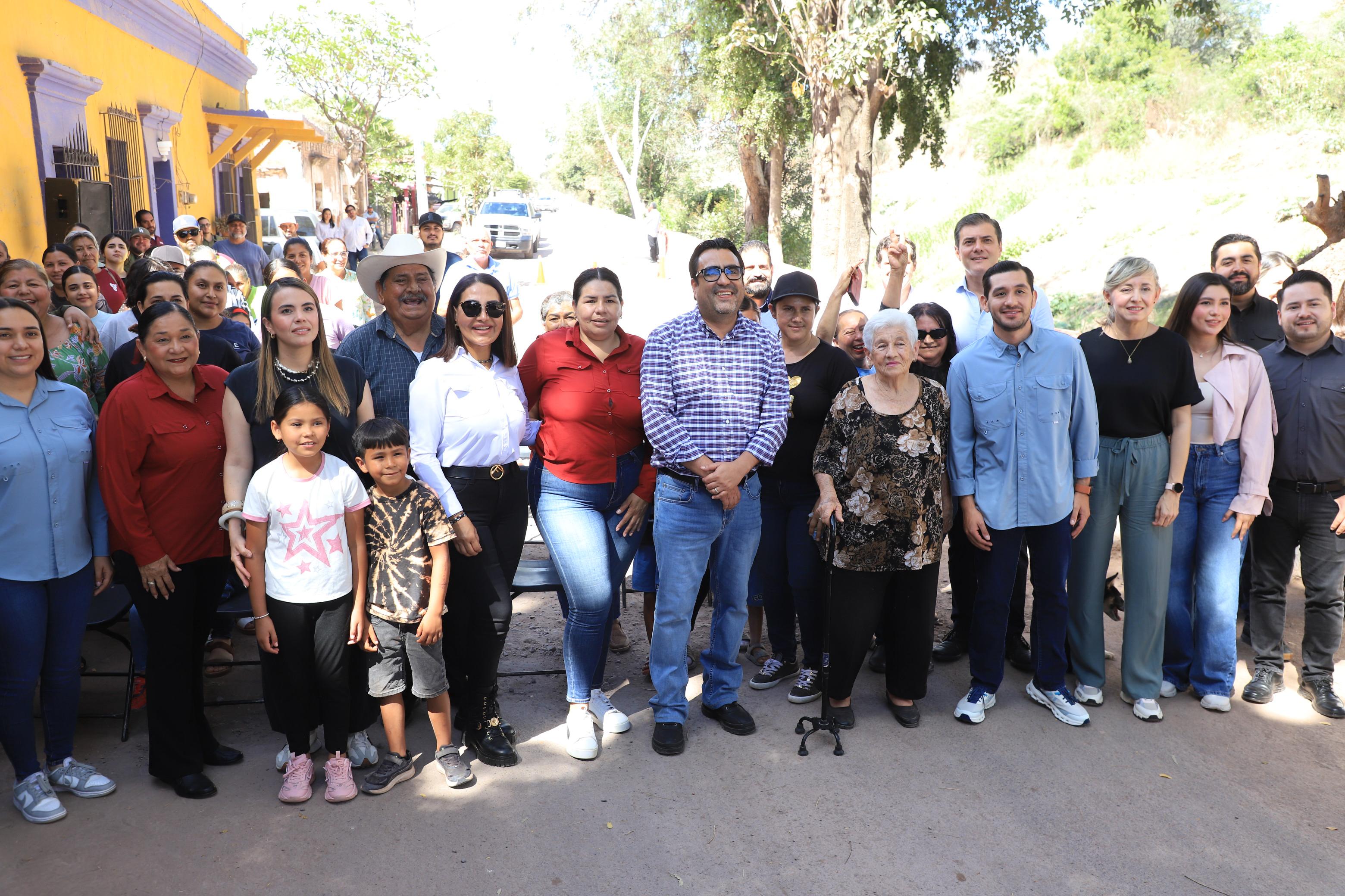 El alcalde de Culiacán, Juan de Dios Gámez, junto a otras personas