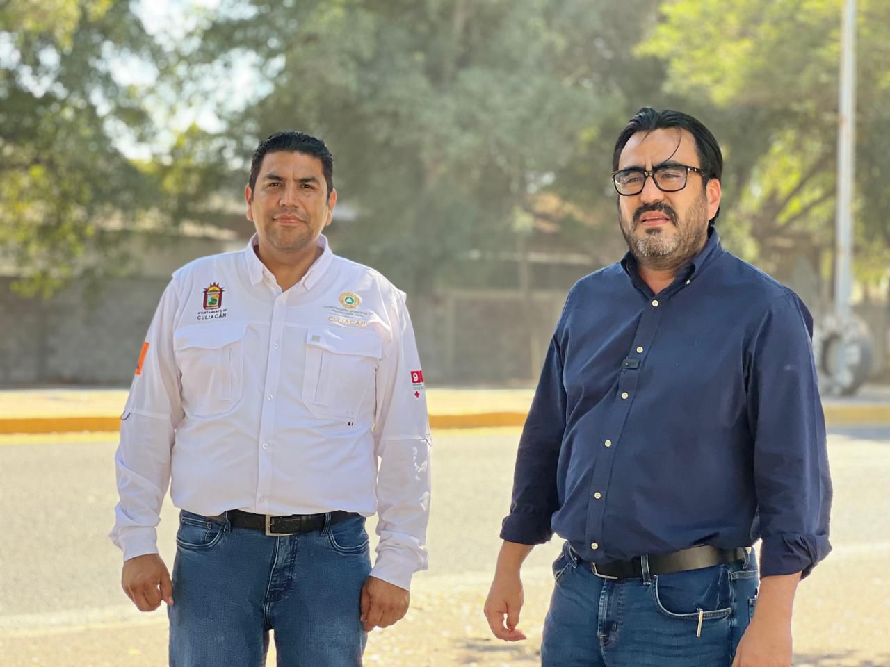 Juan de Dios Gámez Mendívil junto al titula de Protección Civil Municipal.