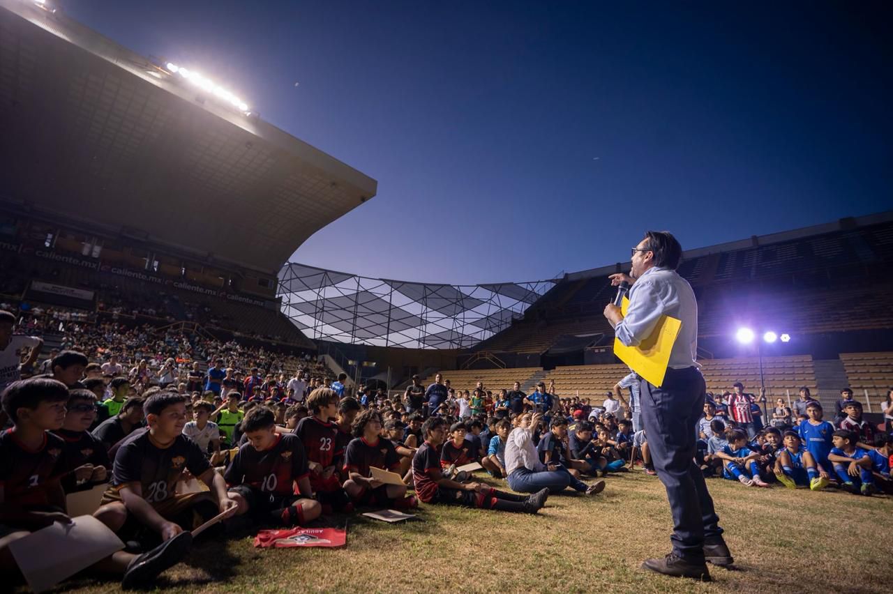 El alcalde Juan de Dios Gámez junto a personas en el evento del Mundialito 2026
