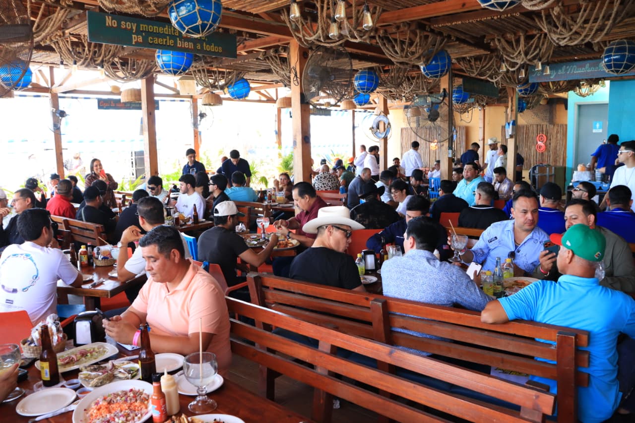 Artistas invitados al Juego de las Estrellas de RSN asisten a comida frente al mar