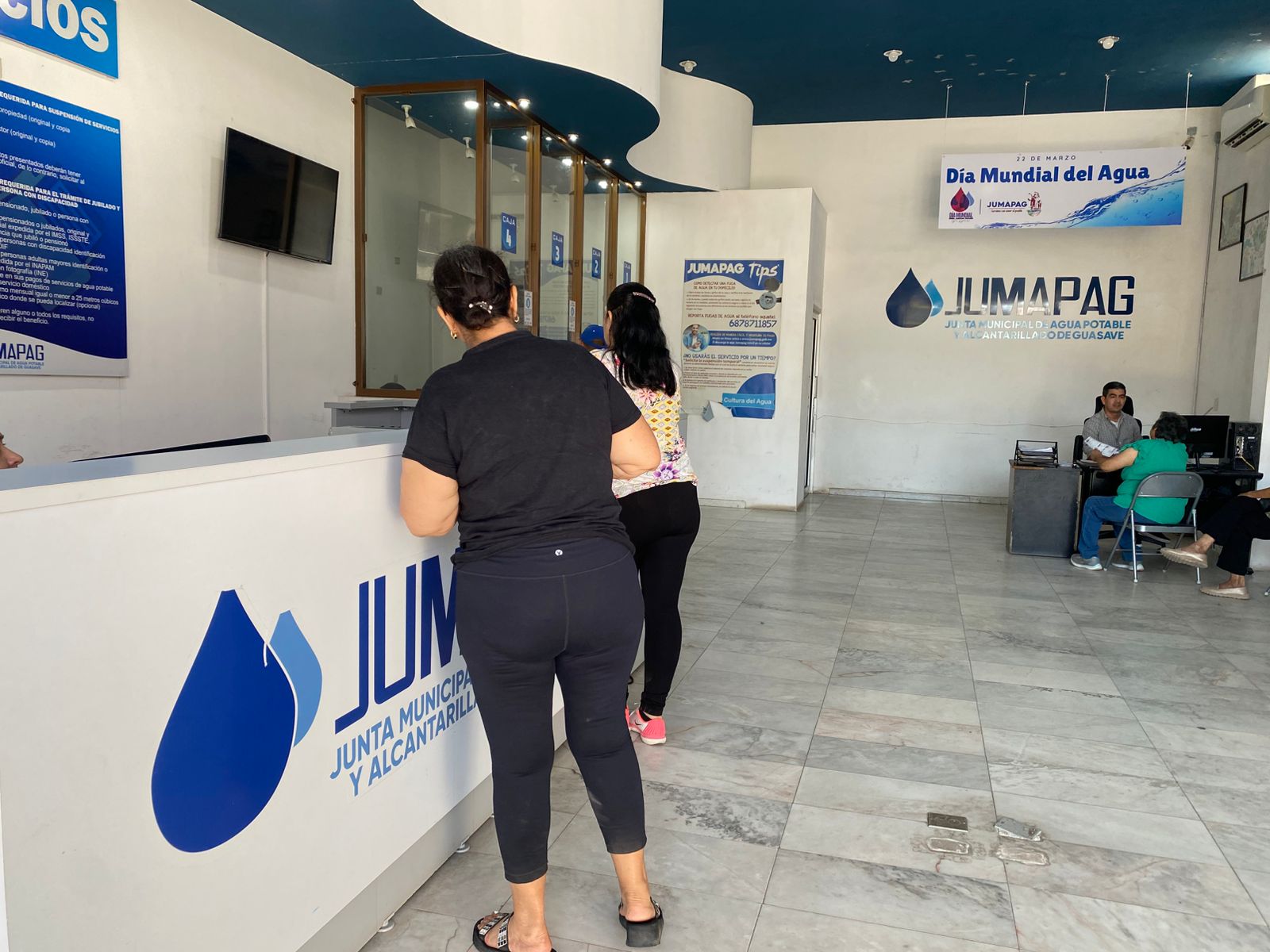 Personas realizando pagos en instalaciones de la jumapag