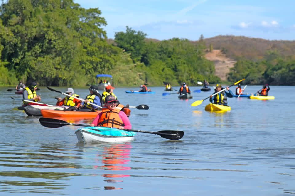 Personas en kayaks en un rio