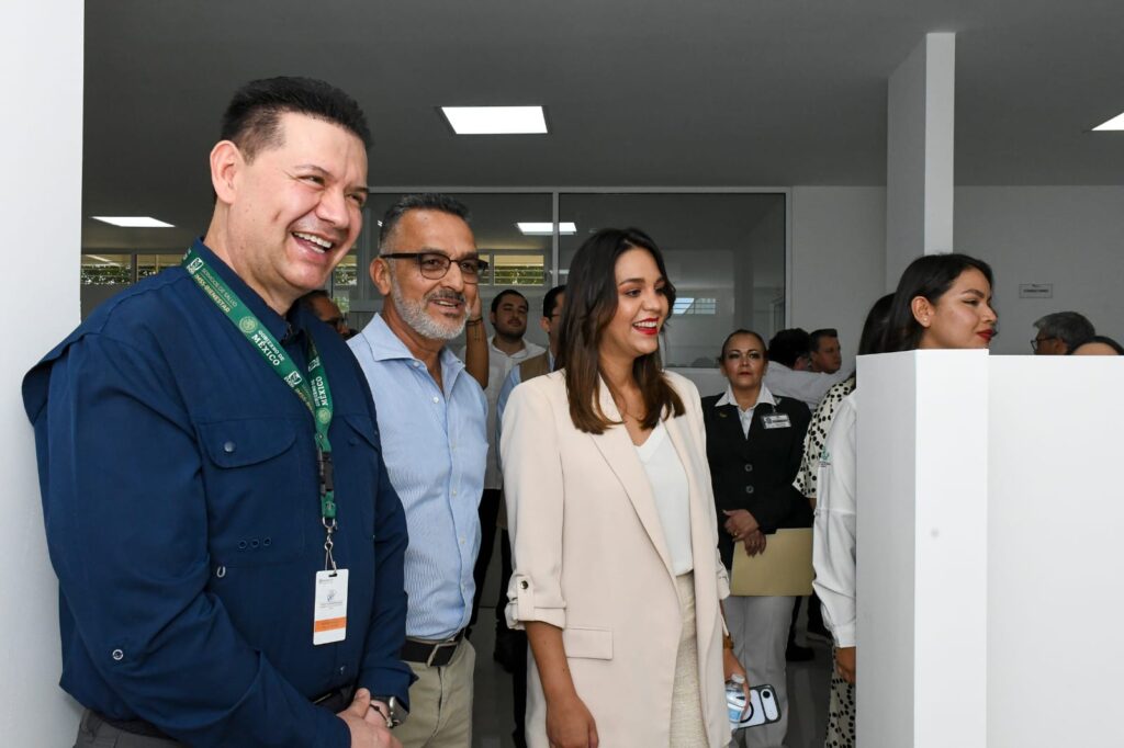 personas sonriendo 