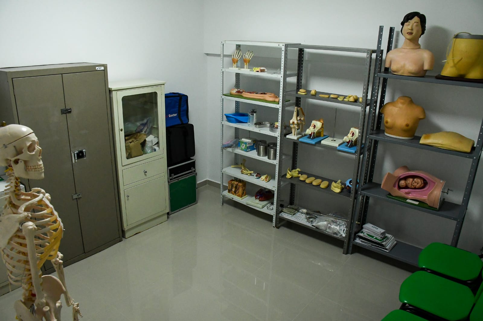 Laboratorio de enfermería con materiales