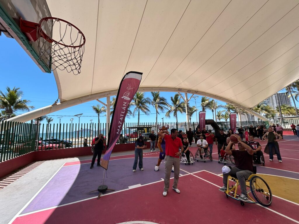 Lanzamiento de pelota en evento inaugural de Libasir 