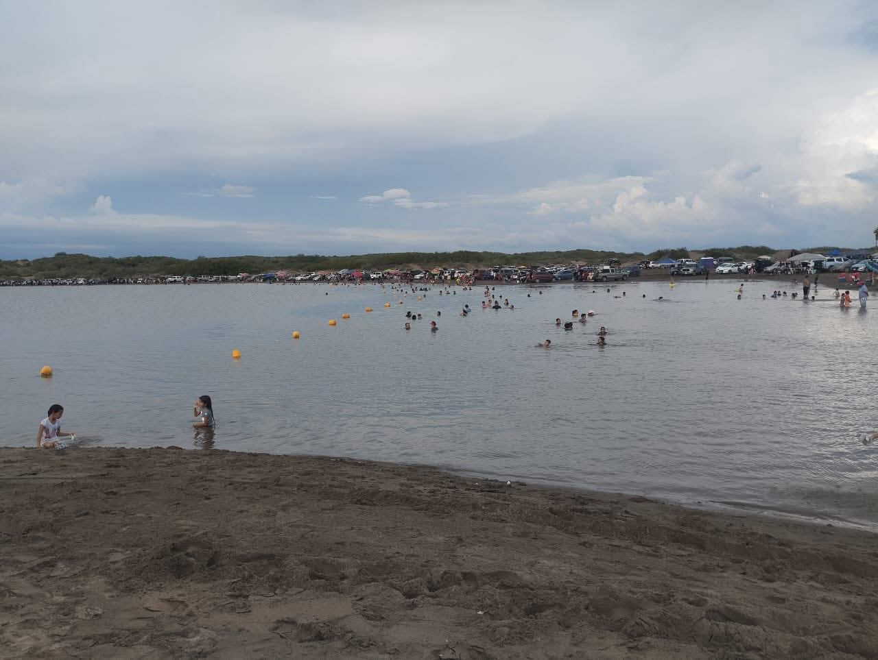 Playa Las Glorias llena de personas