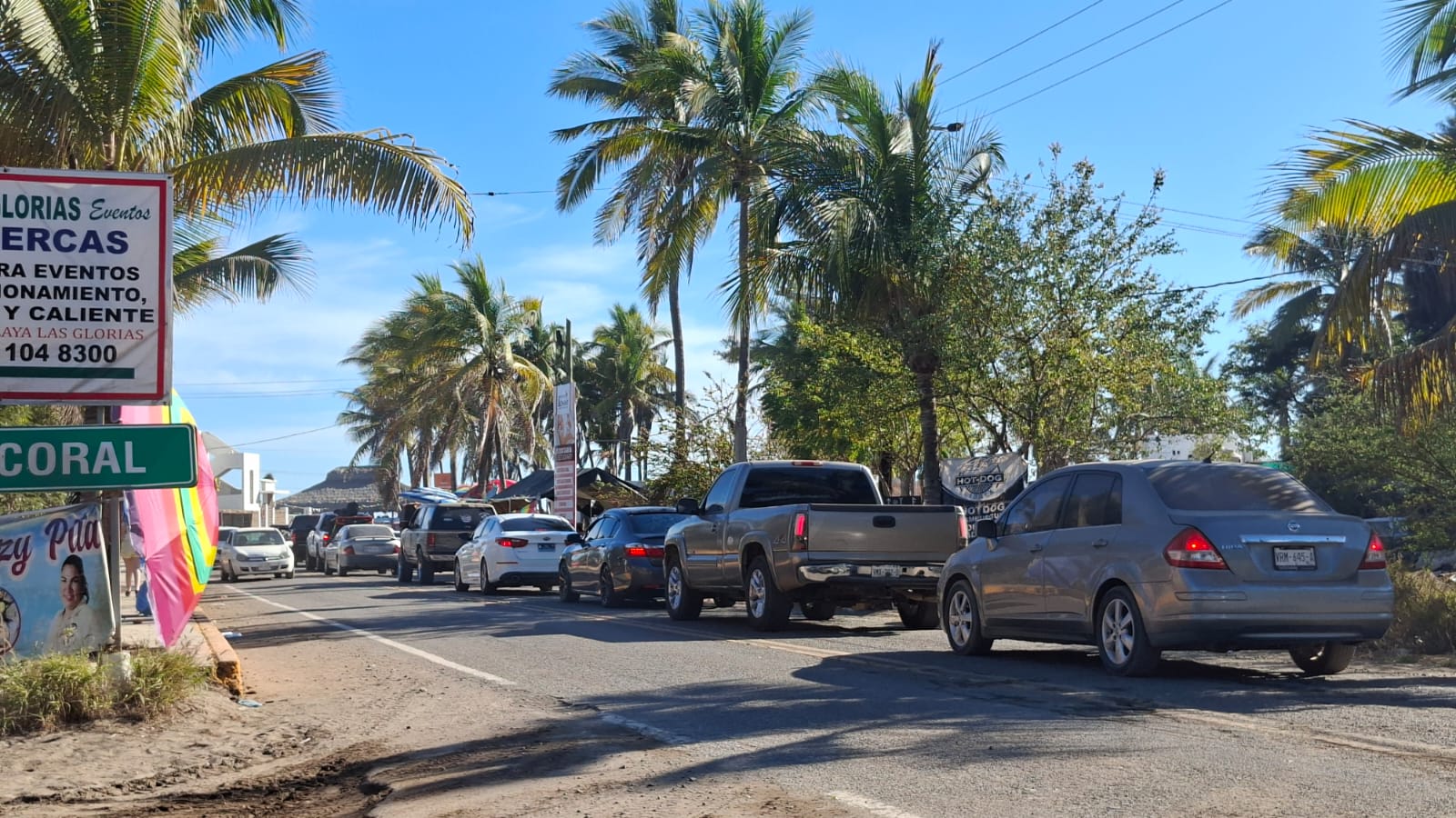 Vehículos ingresando a la playa Las Glorias en Guasave esta Semana Santa.