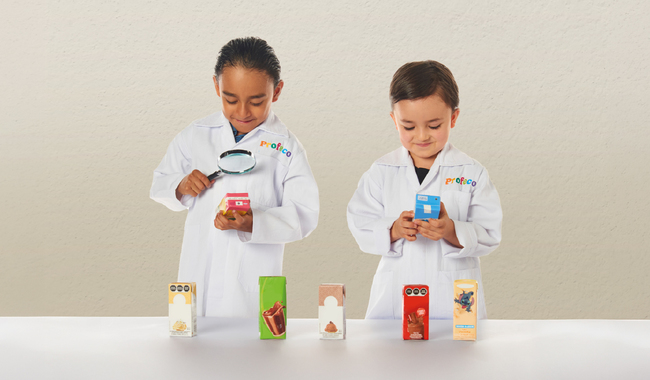 Niños revisando leches saborizadas