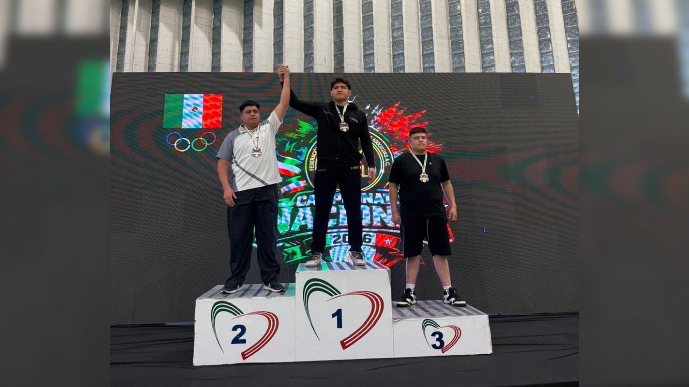 luchadores con medallas en podio