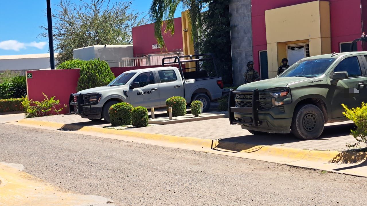 Elementos del Ejército Mexicano y Marina afuera de un motel.
