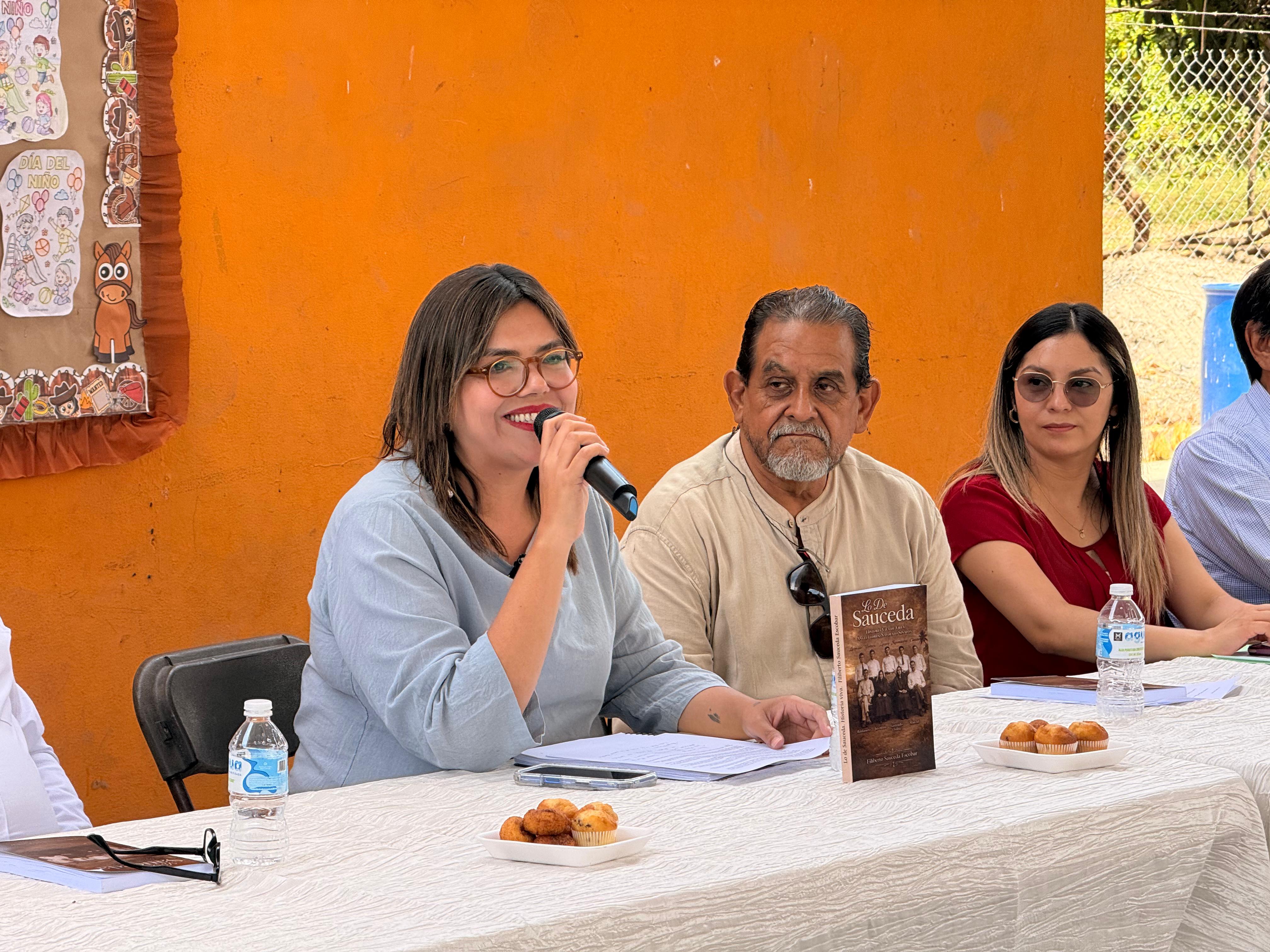 Sthefany Rea Réatiga en presentación de libro Lo de Sauceda