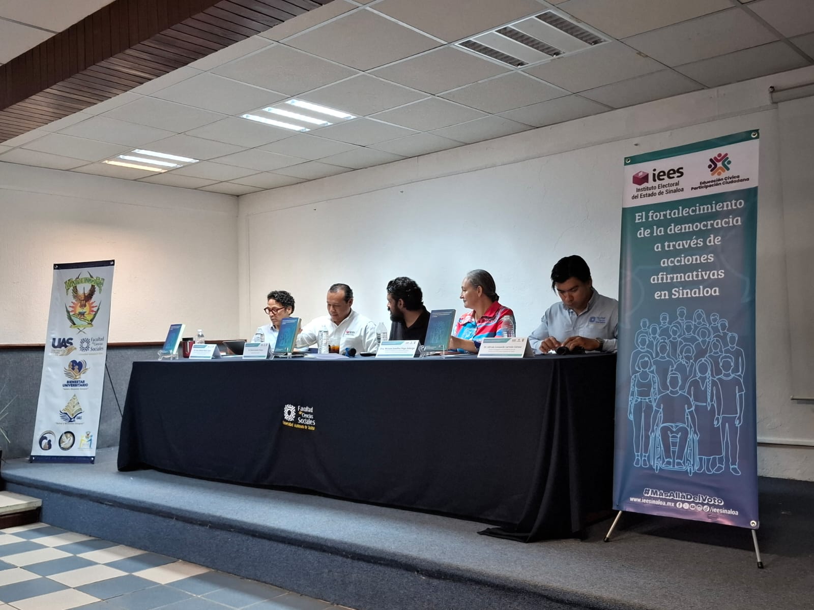 Personas en una mesa