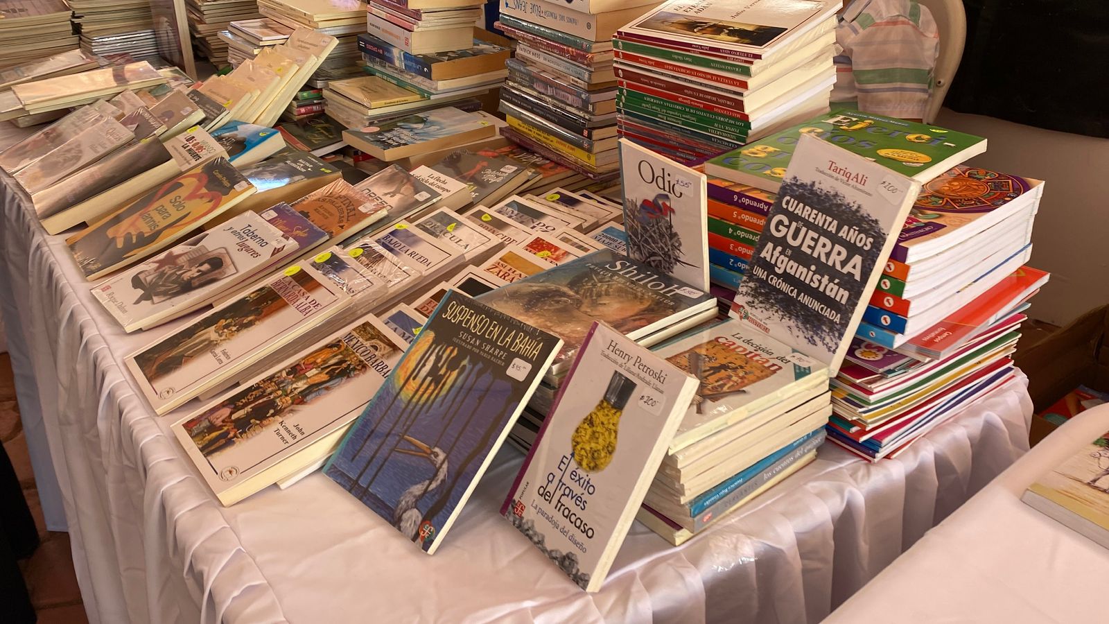 Libros colocados sobre una mesa a manera de exhibición