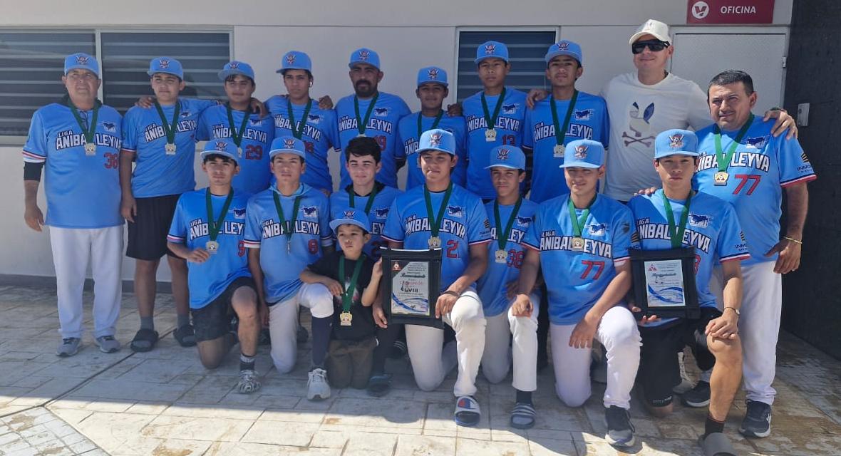 Jugadores juveniles de beisbol posando para la foto