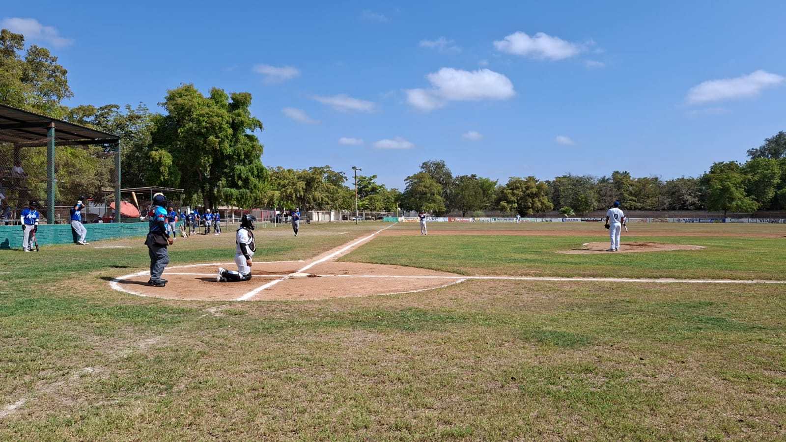 Jugadores de beisbol durante un partido en un estadio