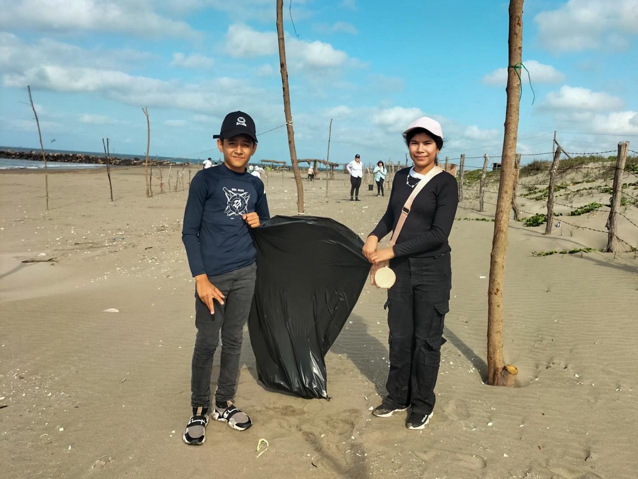 niños limpiando la playa