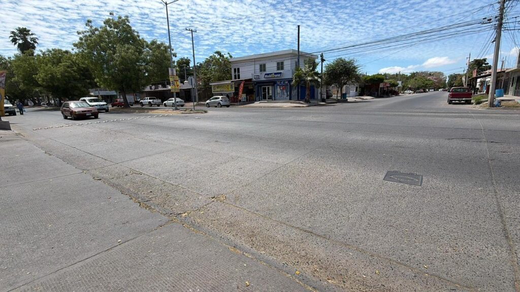 Cruce del bulevar Pedro Anaya entre las calles Niños Héroes y Chapultepec, sector Praderas de Villa en Los Mochis.